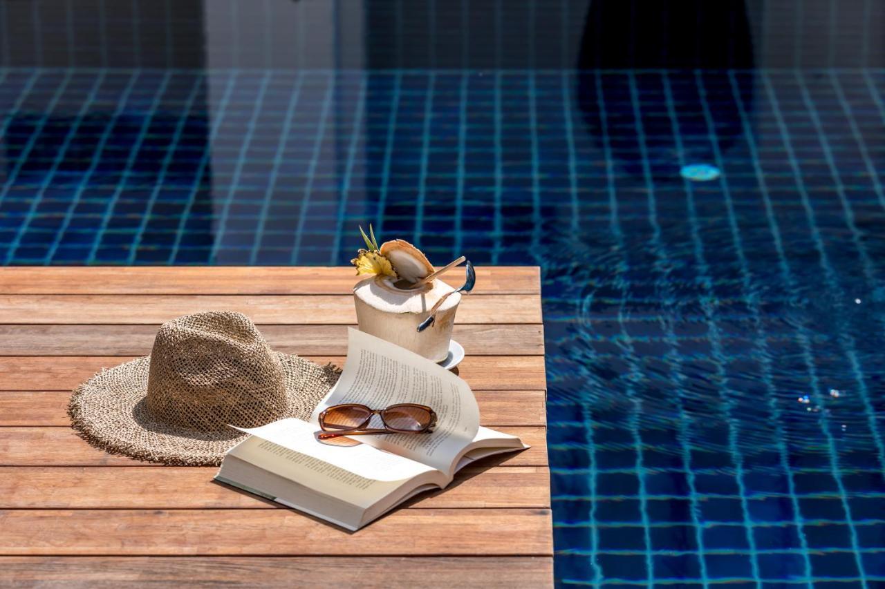 Outrigger Surin Beach Resort - Sha Extra Plus المظهر الخارجي الصورة A poolside table