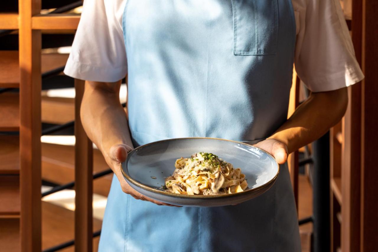 Outrigger Surin Beach Resort - Sha Extra Plus المظهر الخارجي الصورة A server holding a plate of pasta
