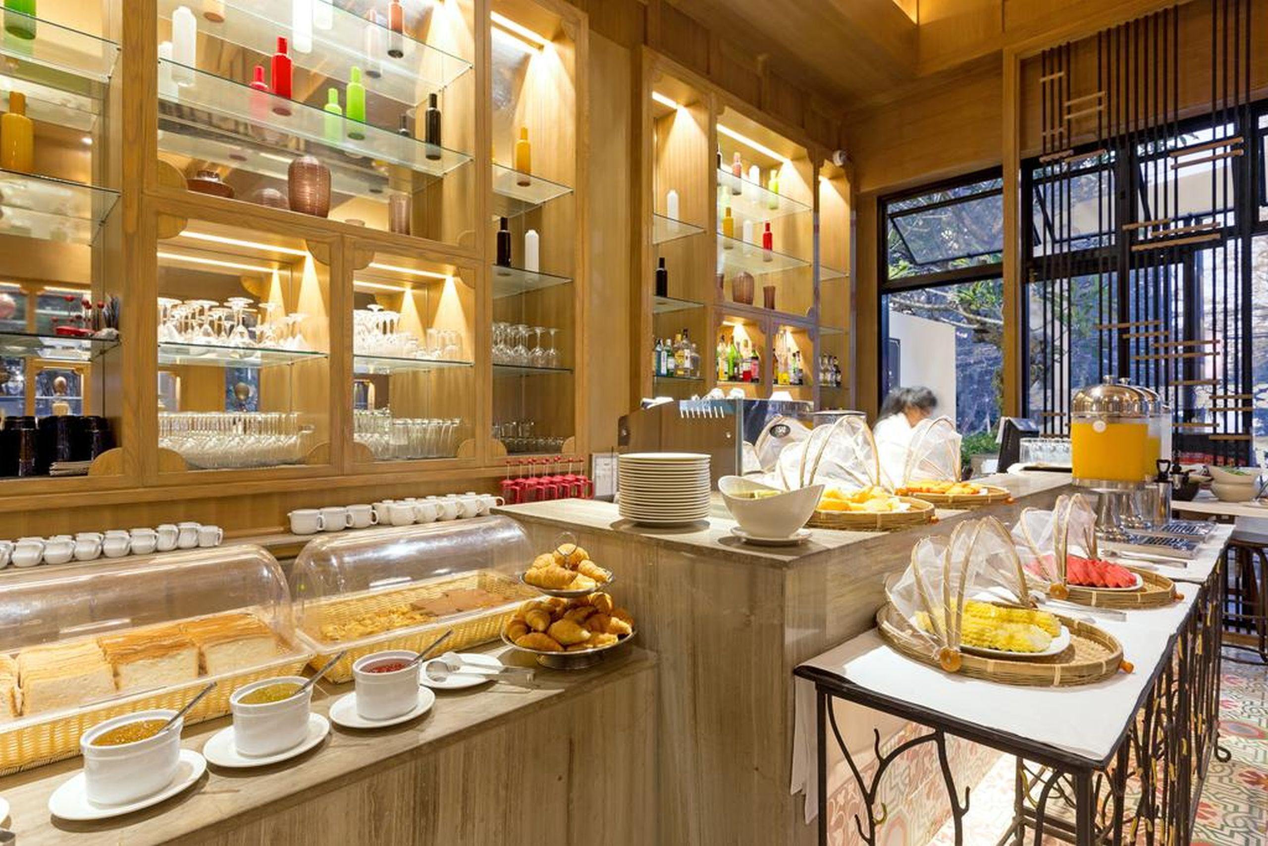 Outrigger Surin Beach Resort - Sha Extra Plus المظهر الخارجي الصورة The buffet at the hotel
