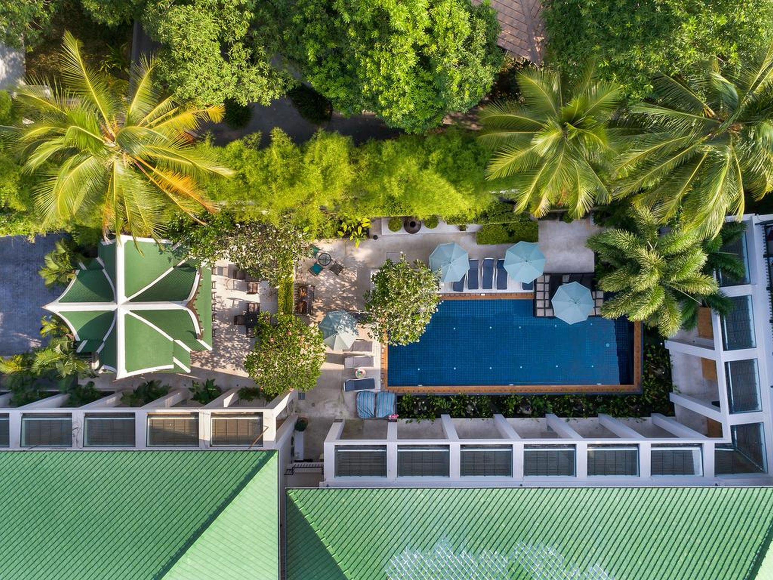 Outrigger Surin Beach Resort - Sha Extra Plus المظهر الخارجي الصورة Aerial view of the hotel
