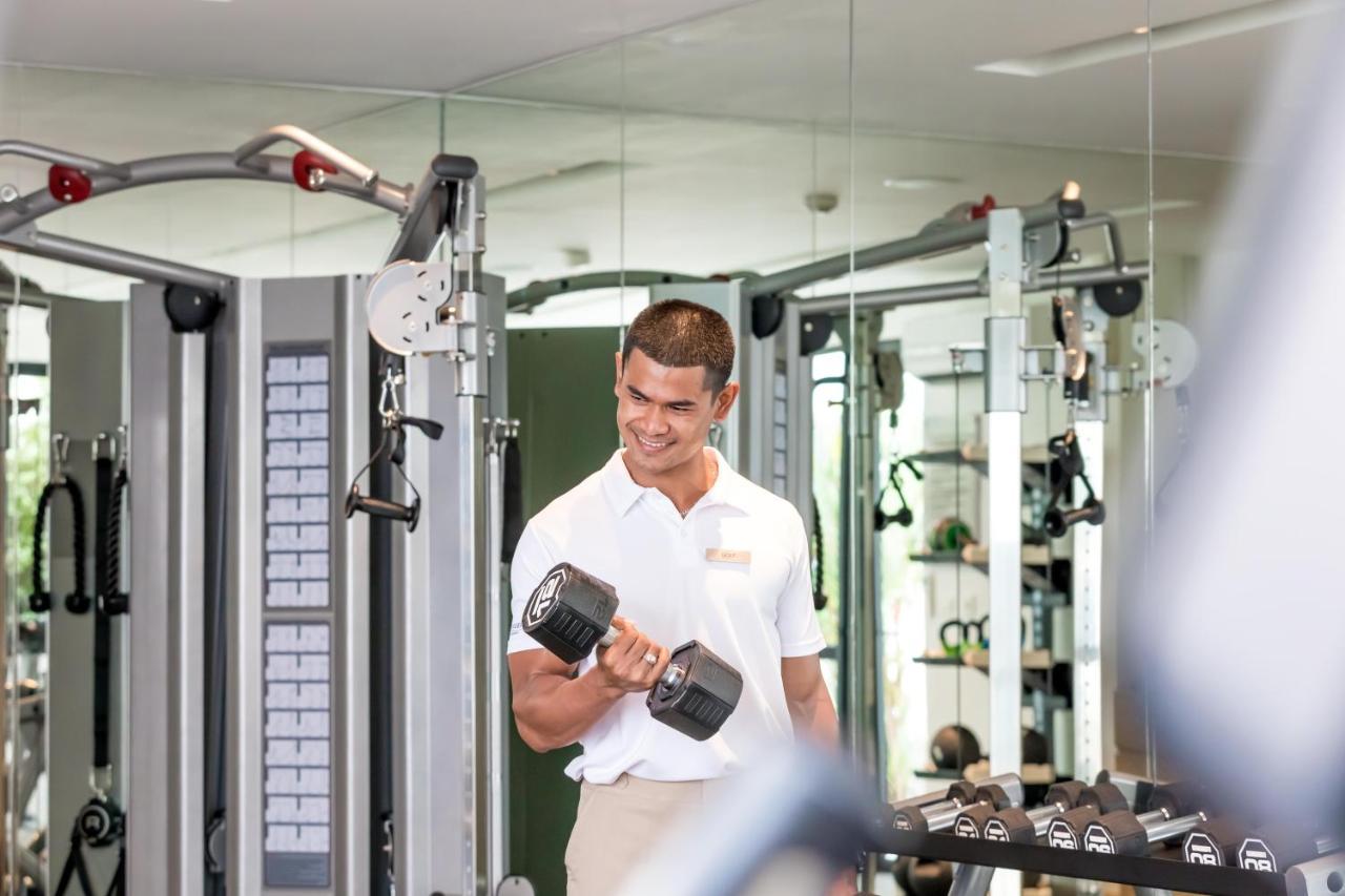 Outrigger Surin Beach Resort - Sha Extra Plus المظهر الخارجي الصورة A man lifting a dumbbell