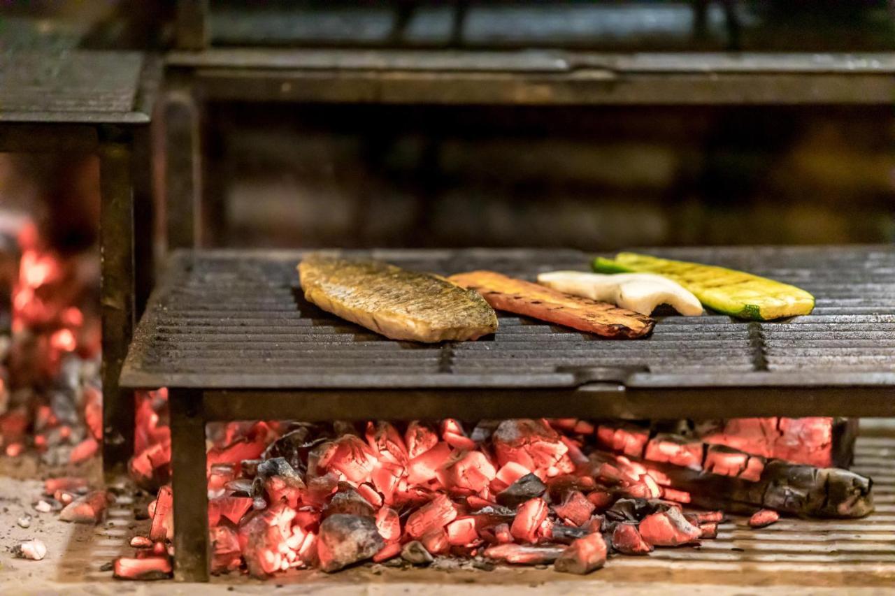 Outrigger Surin Beach Resort - Sha Extra Plus المظهر الخارجي الصورة Fish and vegetables on a grill