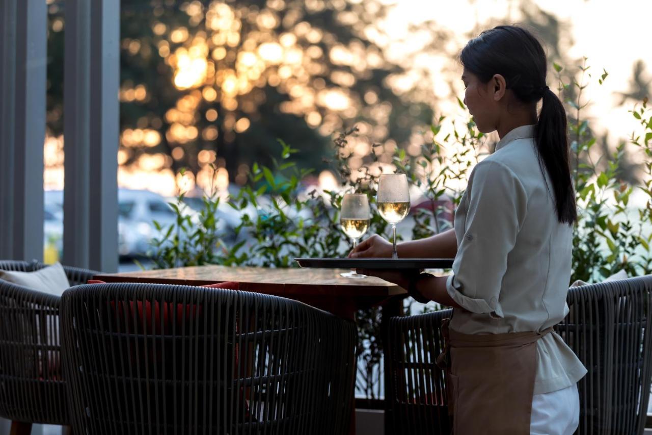 Outrigger Surin Beach Resort - Sha Extra Plus المظهر الخارجي الصورة A waitress clearing a table