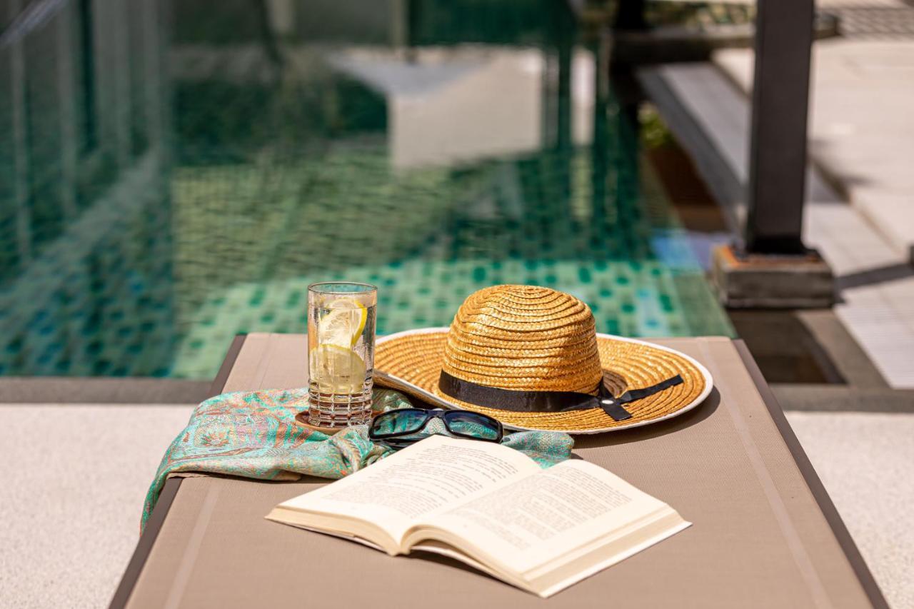 Outrigger Surin Beach Resort - Sha Extra Plus المظهر الخارجي الصورة A poolside table