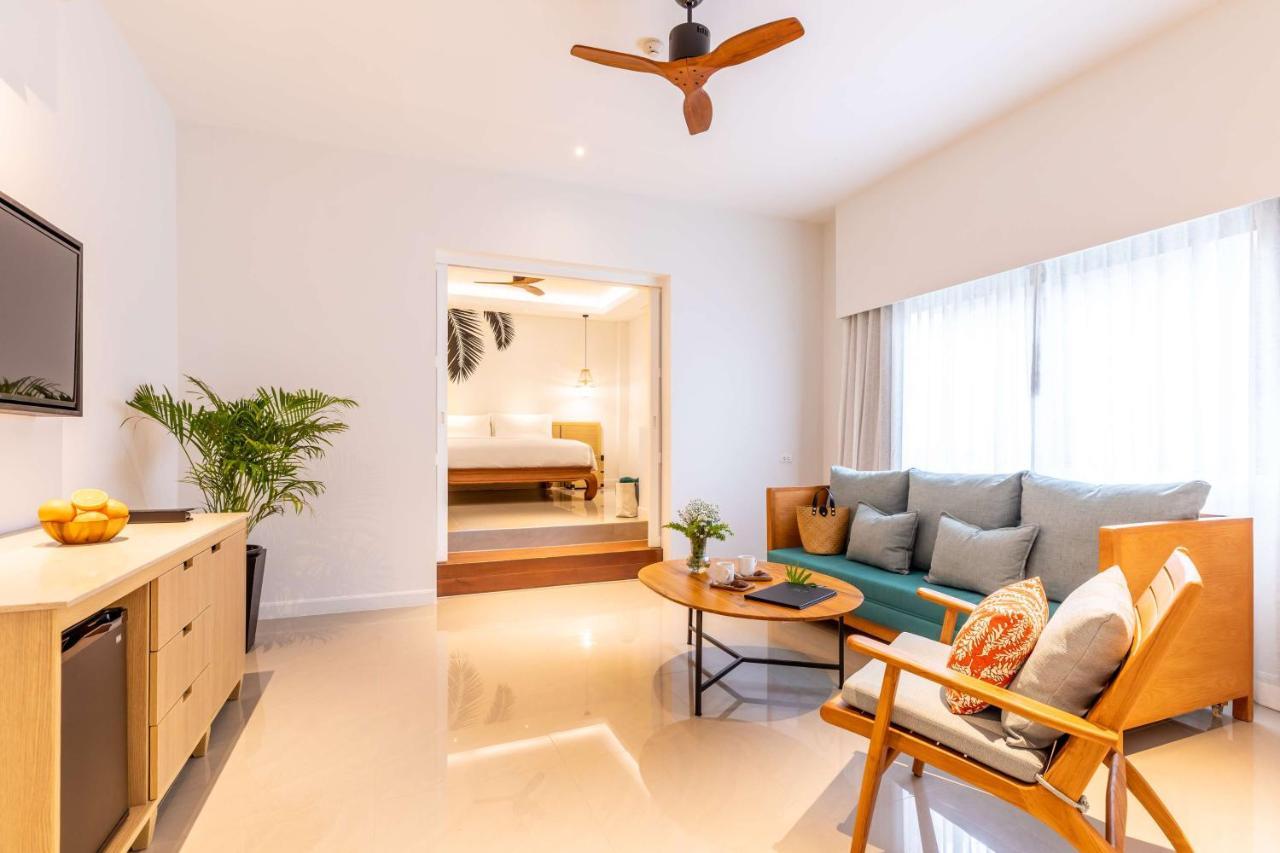 Outrigger Surin Beach Resort - Sha Extra Plus المظهر الخارجي الصورة A living room in a serviced apartment in Singapore
