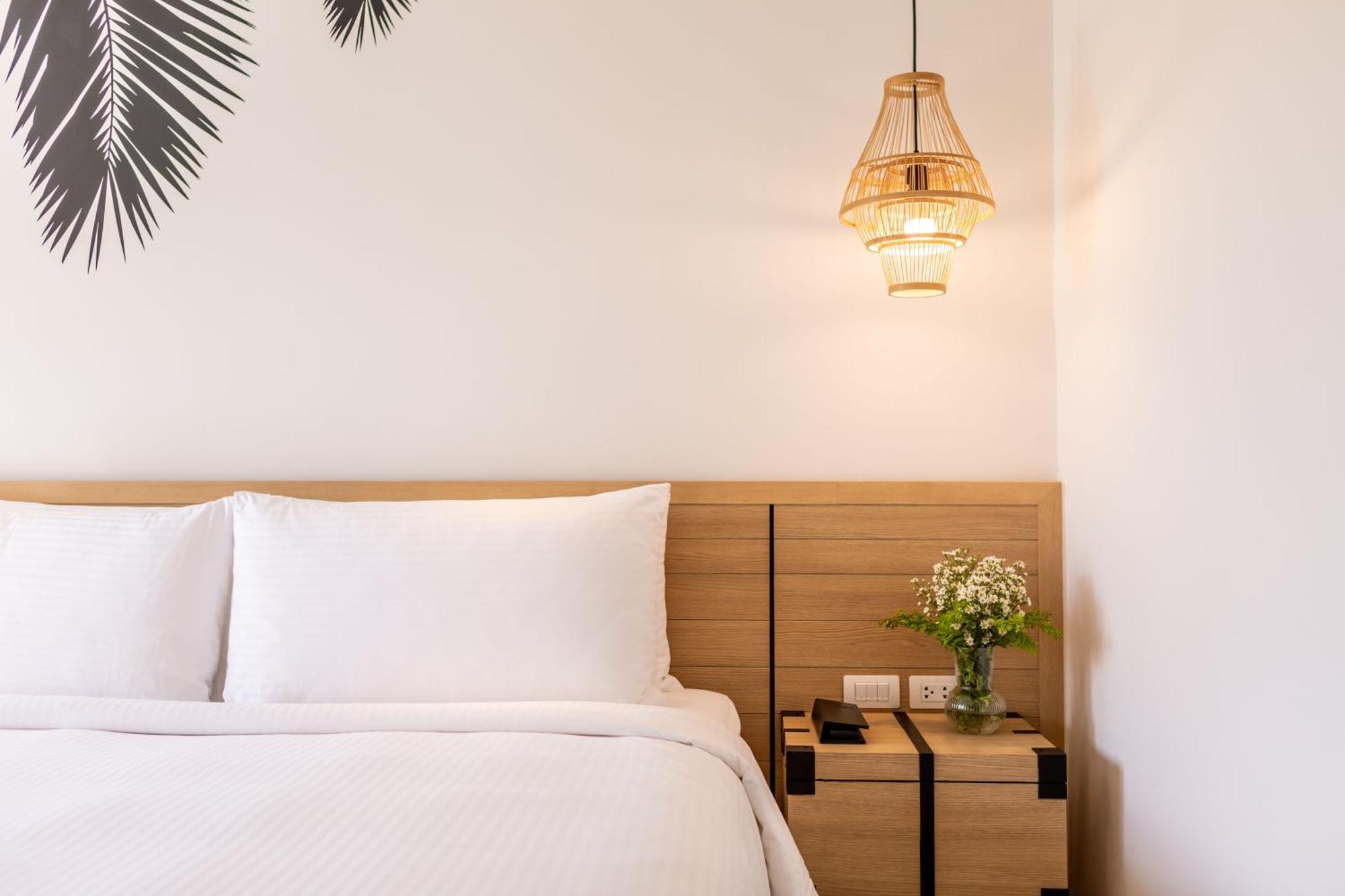 Outrigger Surin Beach Resort - Sha Extra Plus الغرفة الصورة A room at the hotel