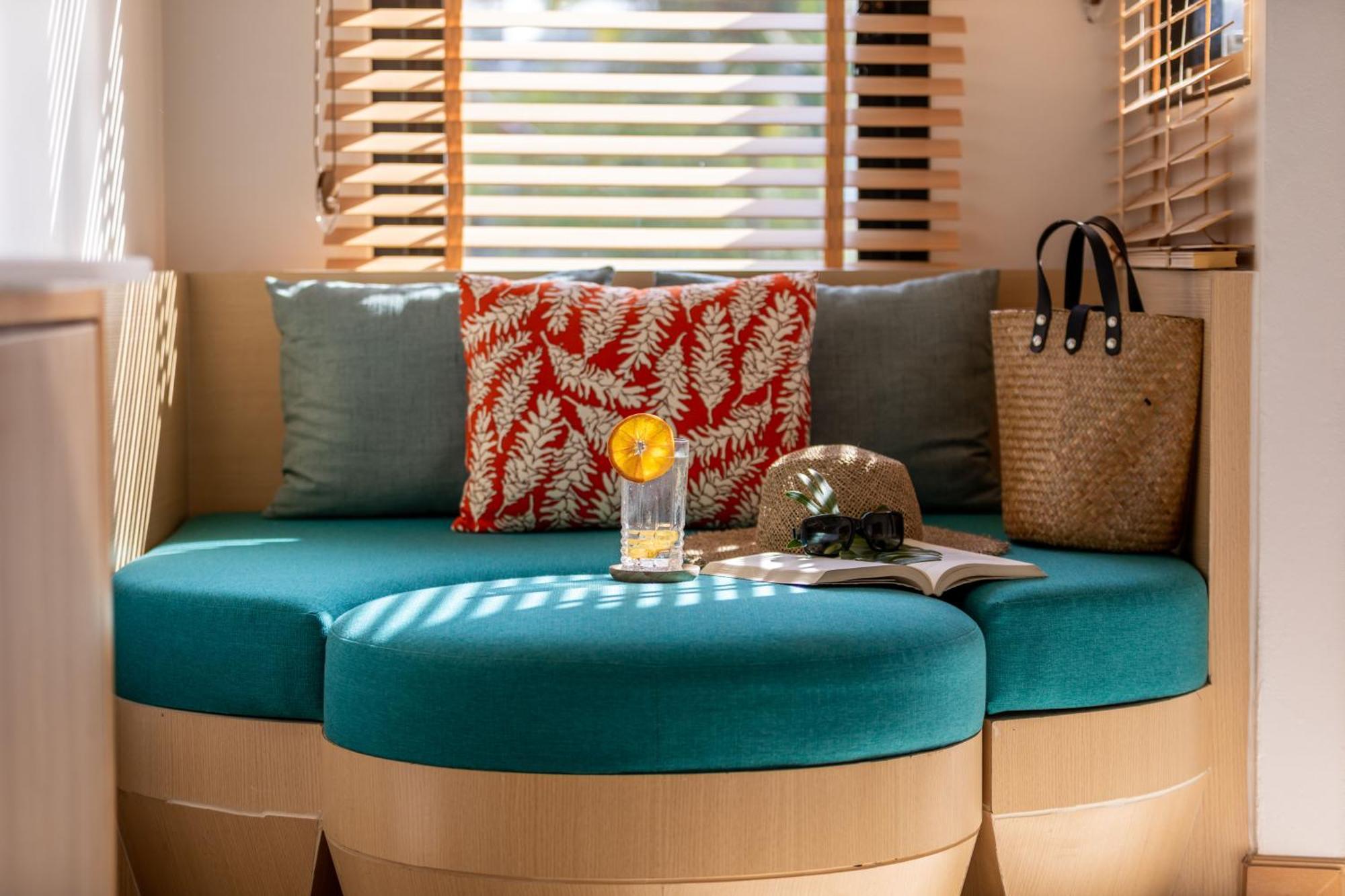 Outrigger Surin Beach Resort - Sha Extra Plus الغرفة الصورة Interior of a mobile home